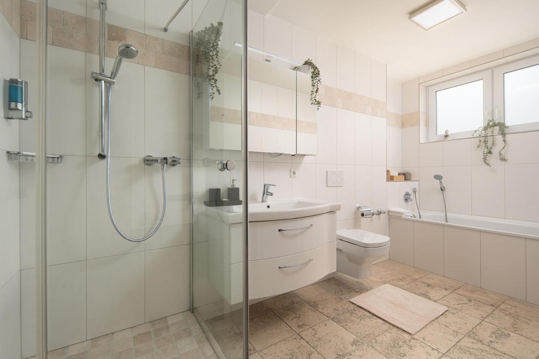 Hotel Vier Jahreszeiten Therme & Kliniken Bad Krozingen Naehe Freiburg & Schwarzwald Ideal Fuer Wellness Kur & Business Ausfluege 24H Check In- Wlan & Parken Gratis Buitenkant foto