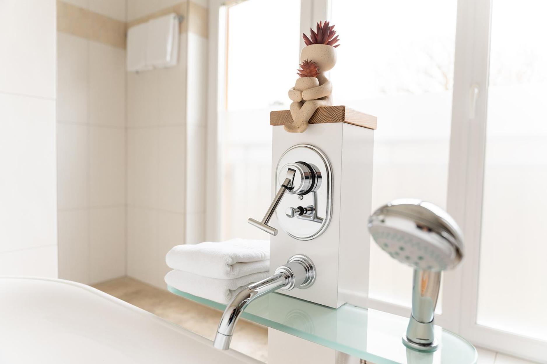 Hotel Vier Jahreszeiten Therme & Kliniken Bad Krozingen Naehe Freiburg & Schwarzwald Ideal Fuer Wellness Kur & Business Ausfluege 24H Check In- Wlan & Parken Gratis Buitenkant foto